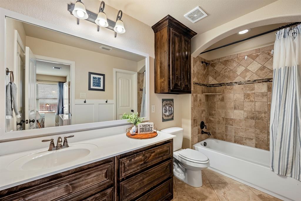 Ensuite to upstairs bedroom