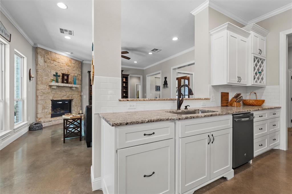 580 Whispering Oaks, China Spring, TX 76633