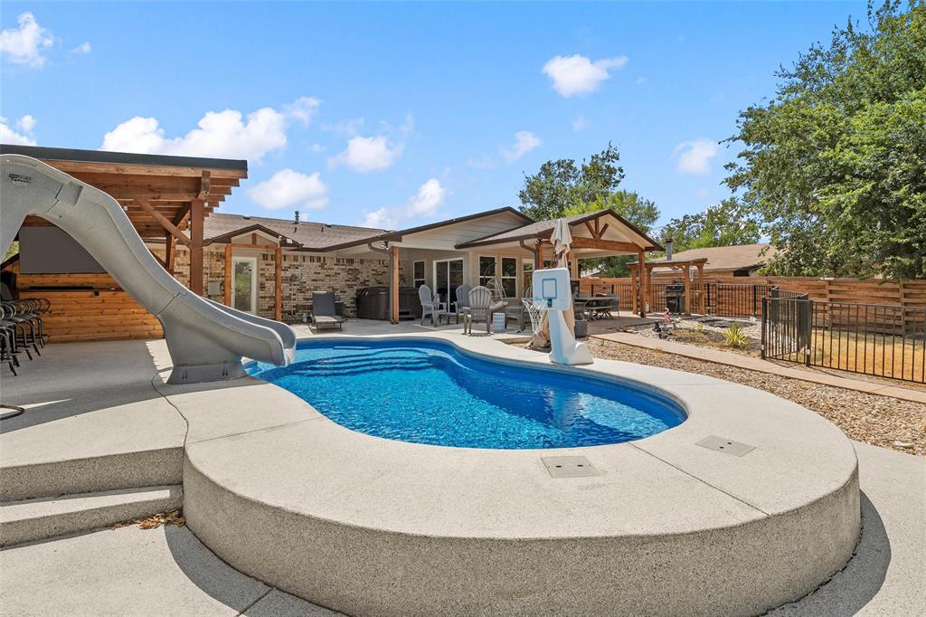 104 Russell Lane, Hewitt, TX 76643