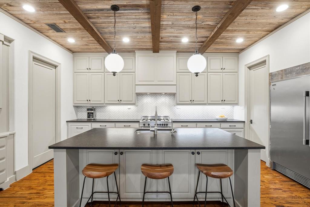 2627 Mount View Drive, Farmers Branch, TX 75234