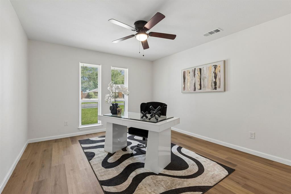 Bedroom or perfect Office space