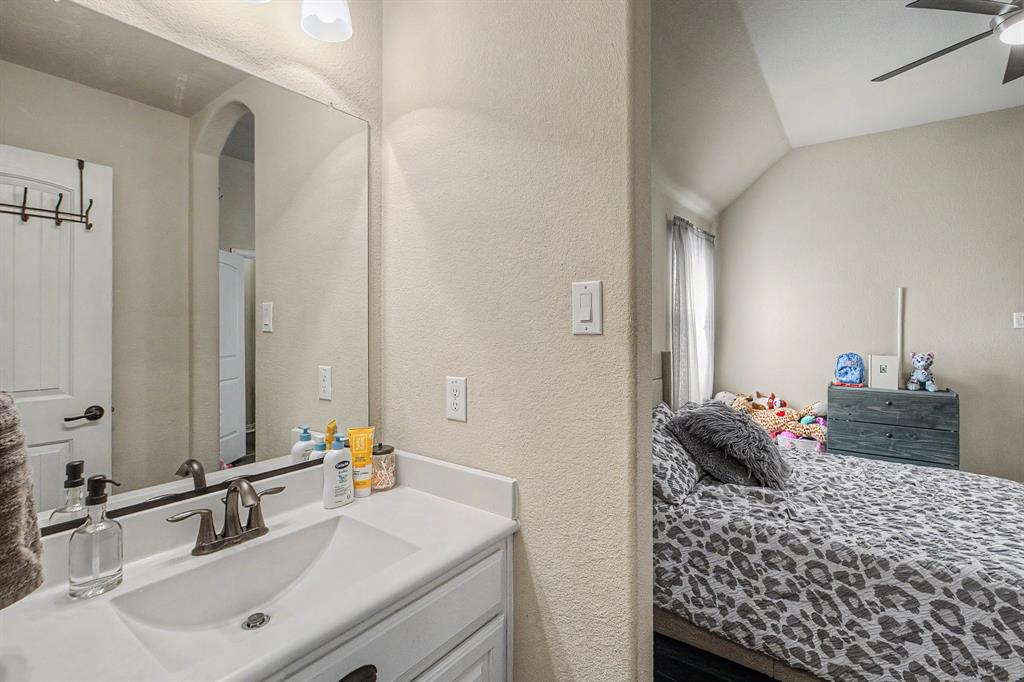 Jack & Jill full bath upstairs