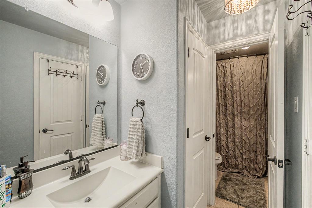 Jack & Jill full bath upstairs
