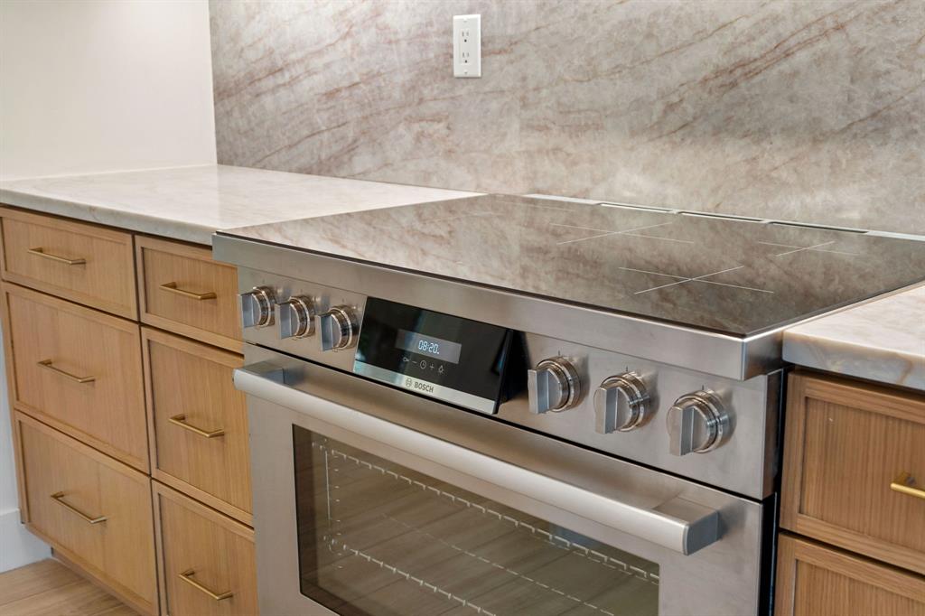 Stainless steel range with a glass cooktop and integrated oven Stainless steel range with a glass cooktop and integrated oven