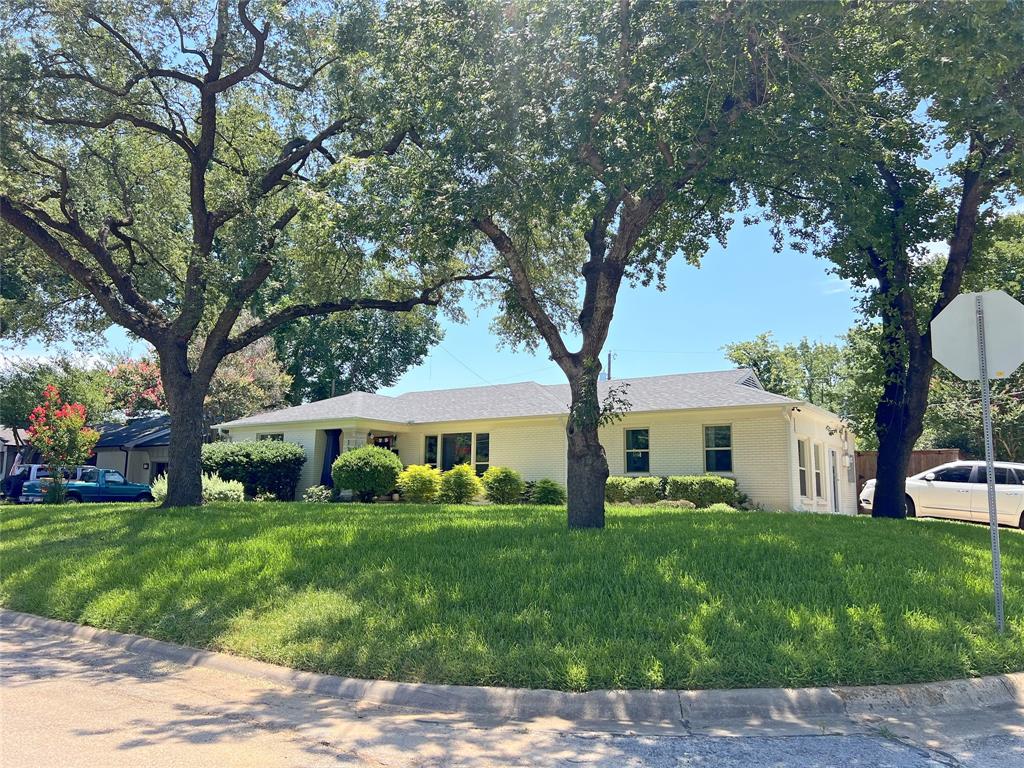 1200 Daisy, a white brick ranch home on a ~.22 acre lot with a ~5 year old roof and lush greenery 1200 Daisy, a white brick ranch home on a ~.22 acre lot with a ~5 year old roof and lush greenery