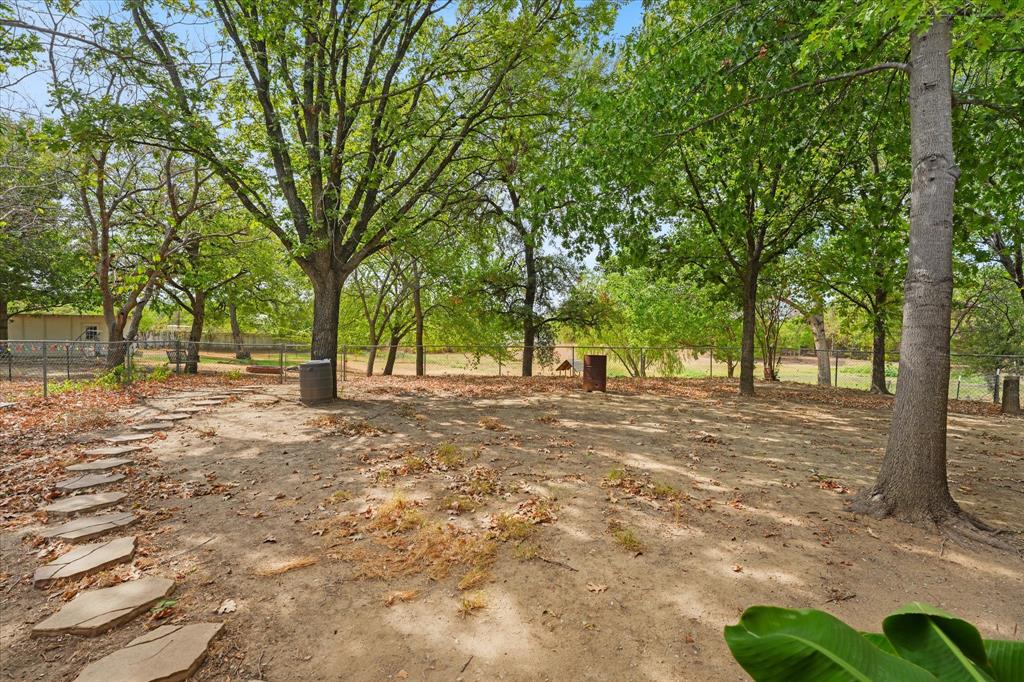 102 Old Pecan, Ennis, TX 75119