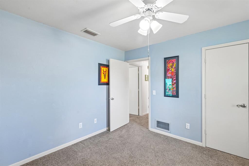 White ceiling fan with integrated lighting