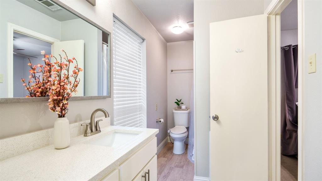 Guest Bathroom Between Bedrooms