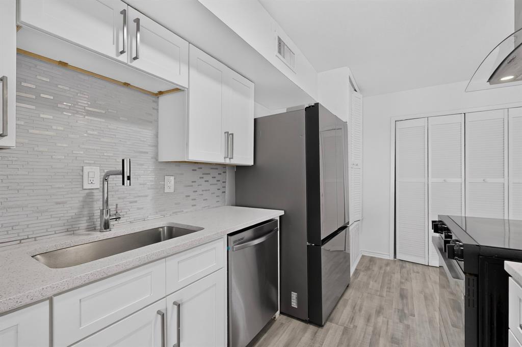 Kitchen with electric stove, dishwasher and refrigerator