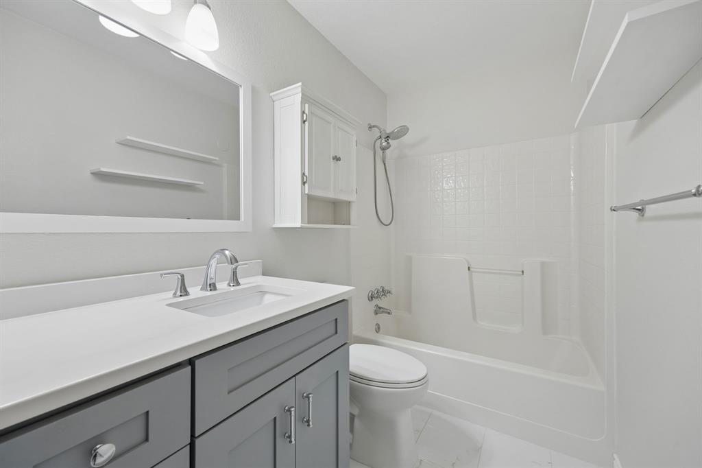 947 E Oakdale Road, Irving, TX 75060