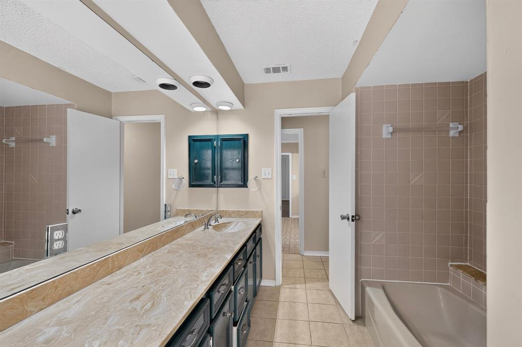 Dual vanity with integrated sinks and an expansive mirror