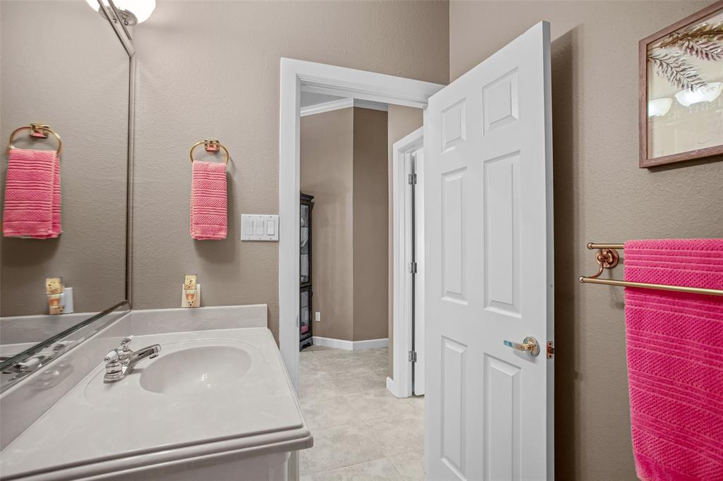 Guest bathroom.