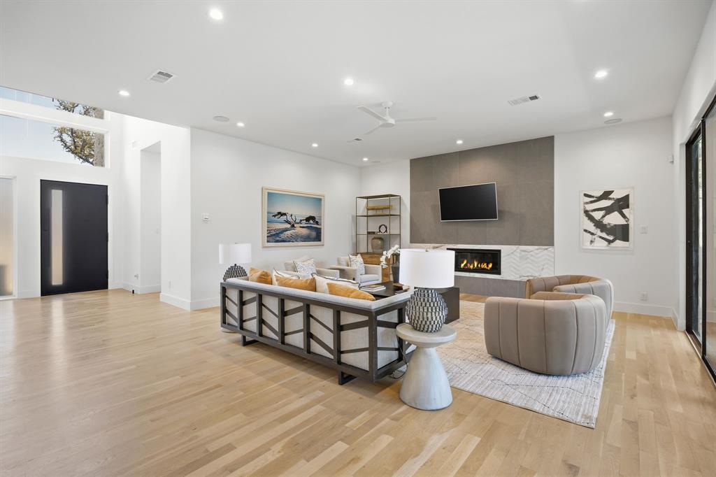 9750 Mixon Drive, Dallas, TX 75220 9750 Mixon Drive, Dallas, TX 75220