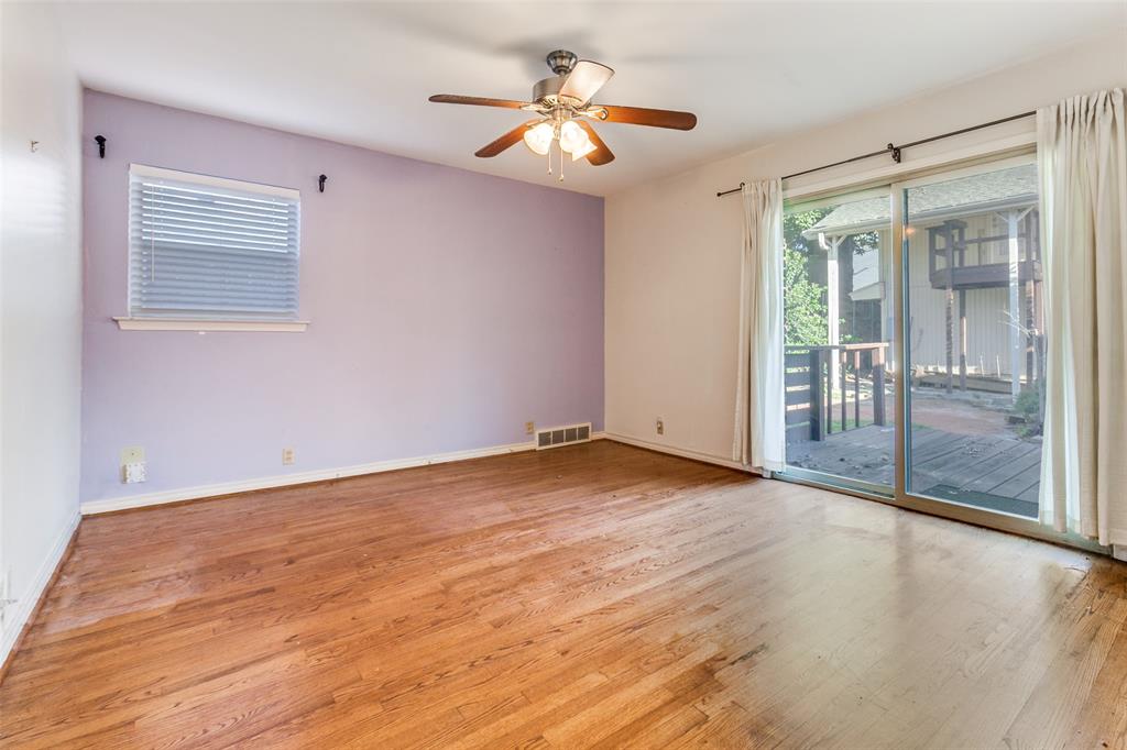 Sliding doors offer access to backyard. Sliding doors offer access to backyard.