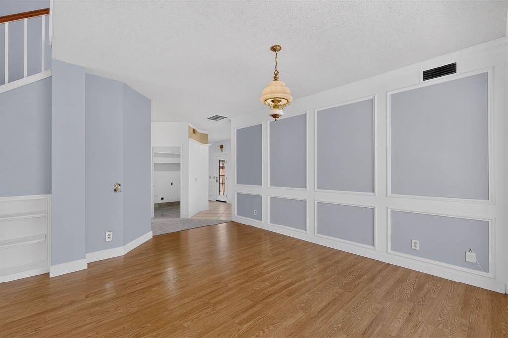 542 Clayton Street, Grand Prairie, TX 75052