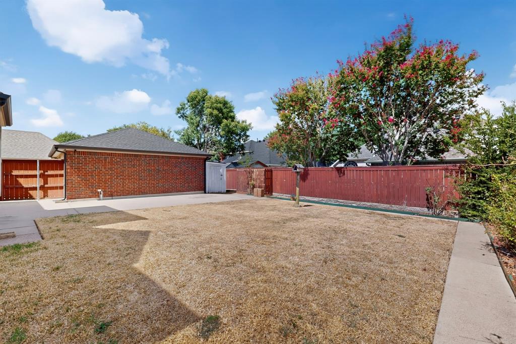 542 Clayton Street, Grand Prairie, TX 75052