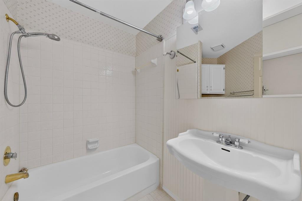 542 Clayton Street, Grand Prairie, TX 75052