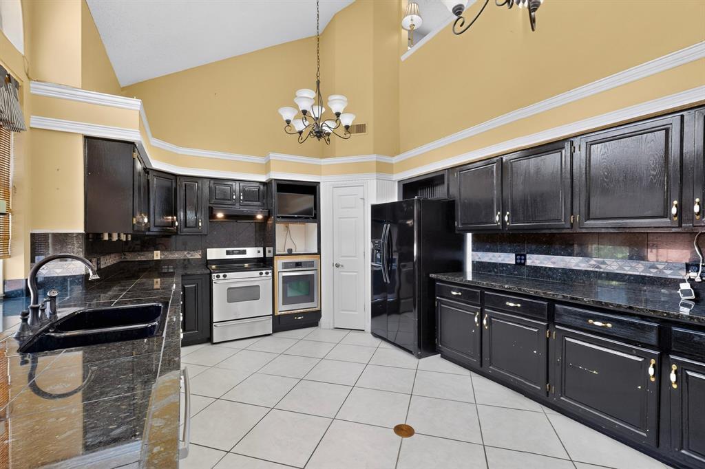 542 Clayton Street, Grand Prairie, TX 75052