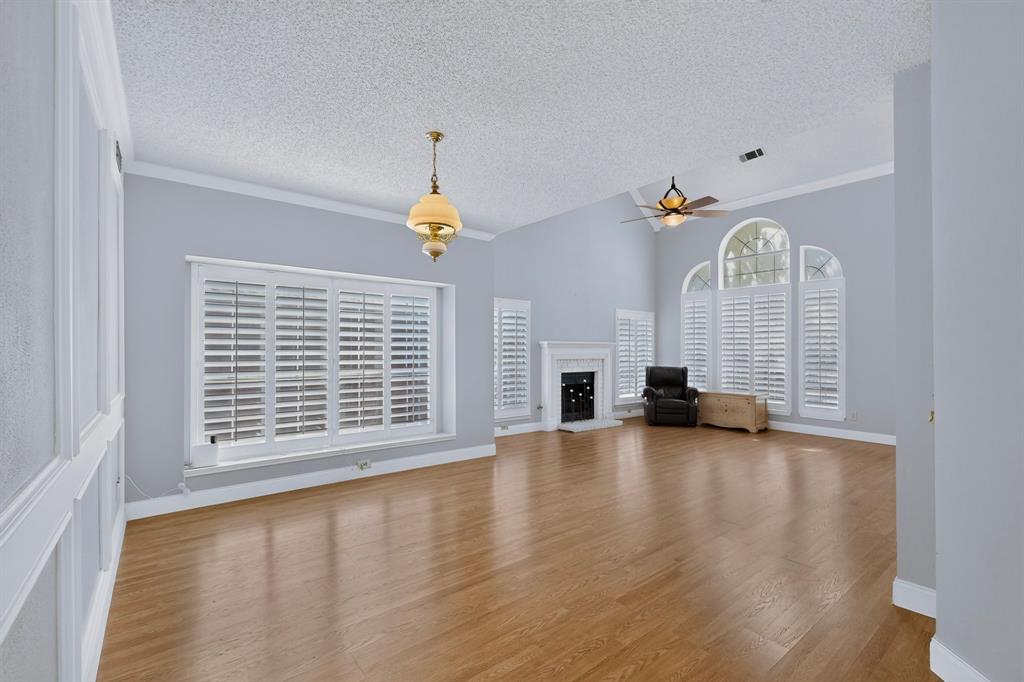 542 Clayton Street, Grand Prairie, TX 75052