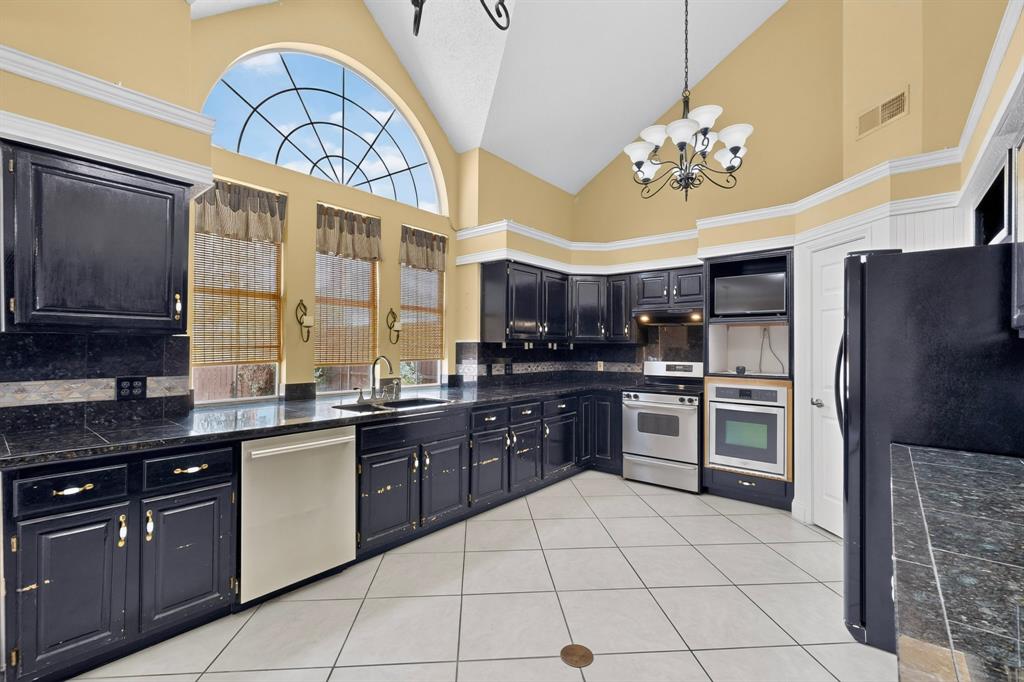 542 Clayton Street, Grand Prairie, TX 75052