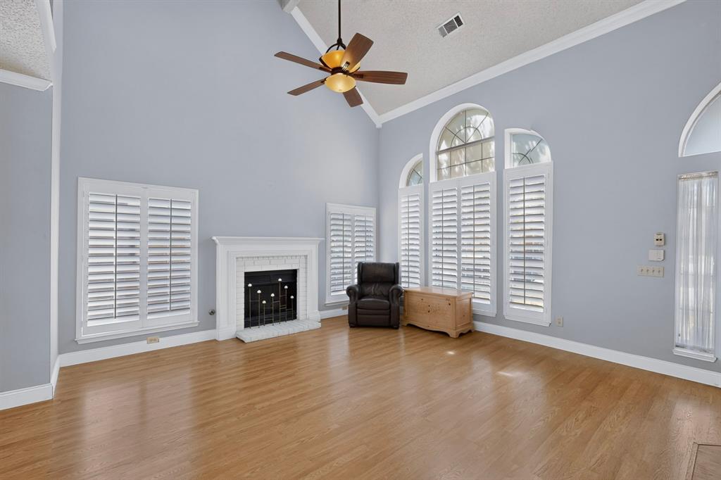 542 Clayton Street, Grand Prairie, TX 75052