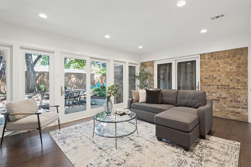 906 Loganwood Avenue, Richardson, TX 75080
