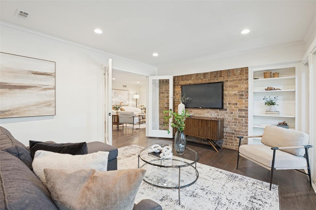 906 Loganwood Avenue, Richardson, TX 75080