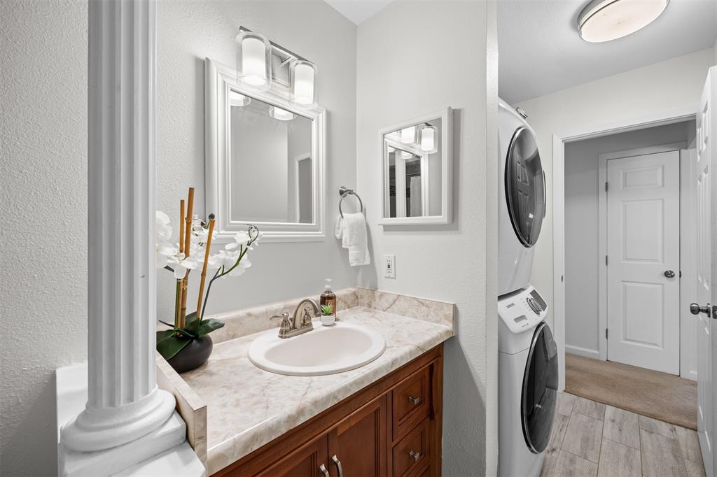 Bathroom vanity with an integrated sink and an ornamental column