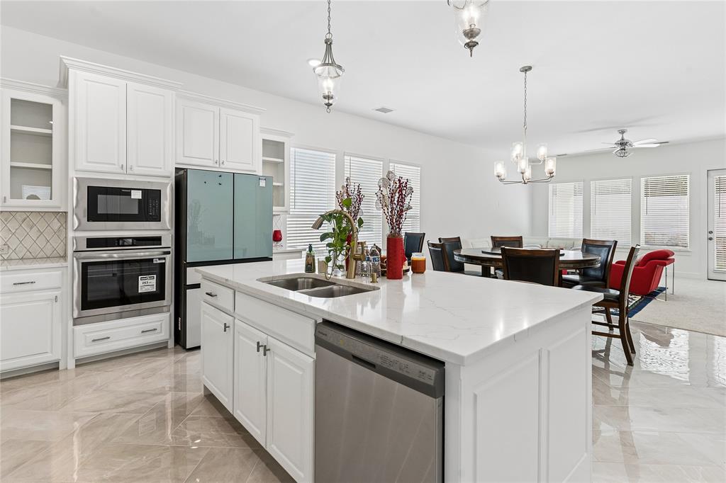 Kitchen island with dual sinks and quartz countertop