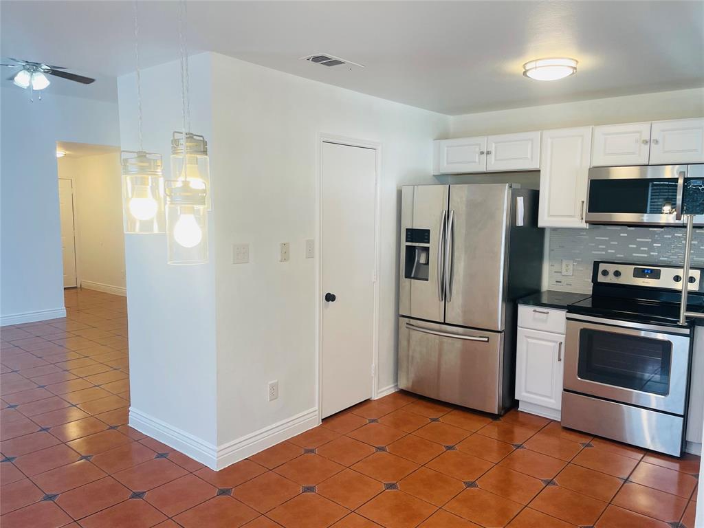 2534 Las Villas Avenue, Dallas, TX 75211