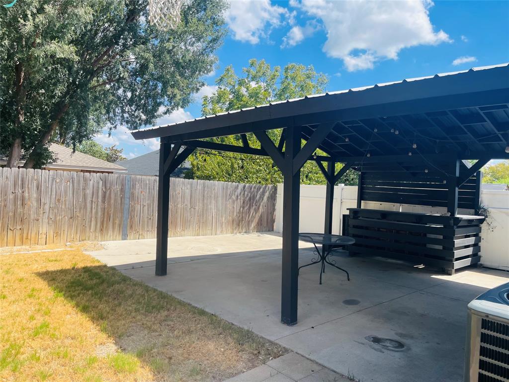 2534 Las Villas Avenue, Dallas, TX 75211