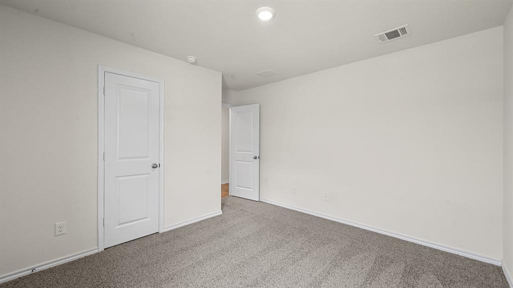 Neutral wall paint with carpet flooring