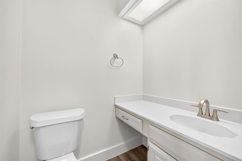 1/2 bath between living room and primary bedroom