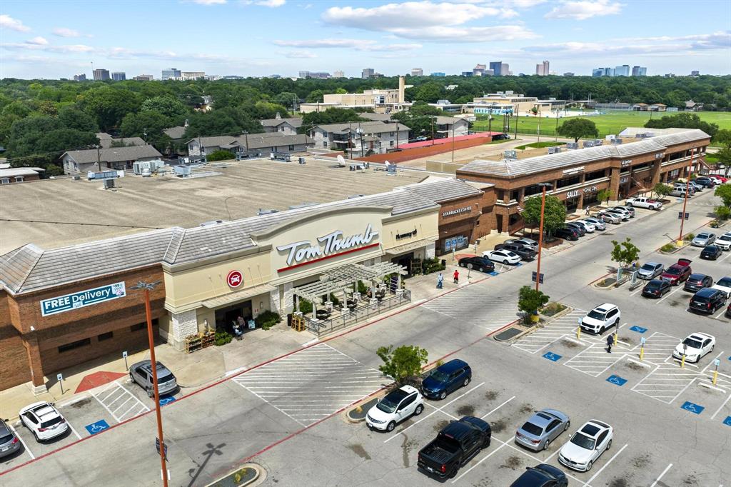 Local shopping and restaurants around the corner