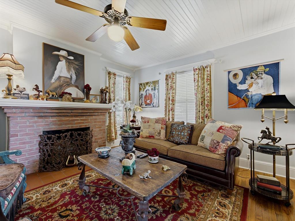 322 W Bridge Street, Granbury, TX 76048