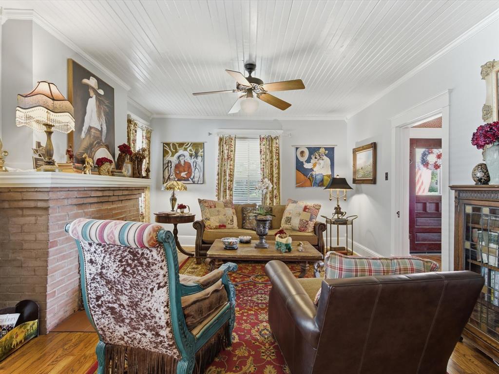 322 W Bridge Street, Granbury, TX 76048