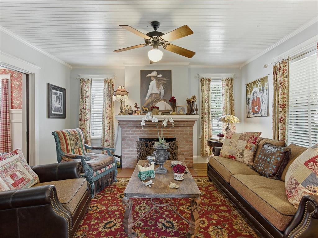 322 W Bridge Street, Granbury, TX 76048