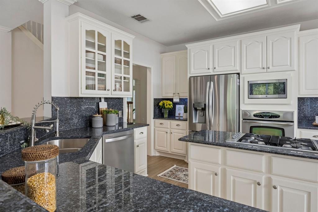 Gas cooktop and granite countertops