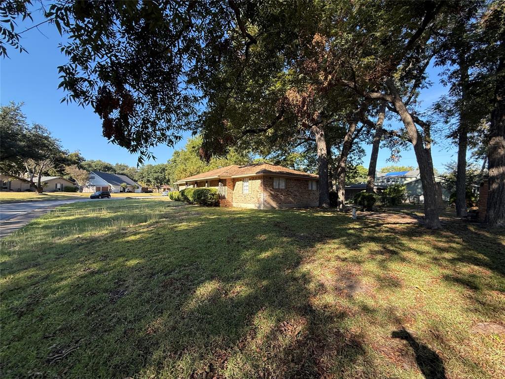 301 Lakewood Drive, DeSoto, TX 75115