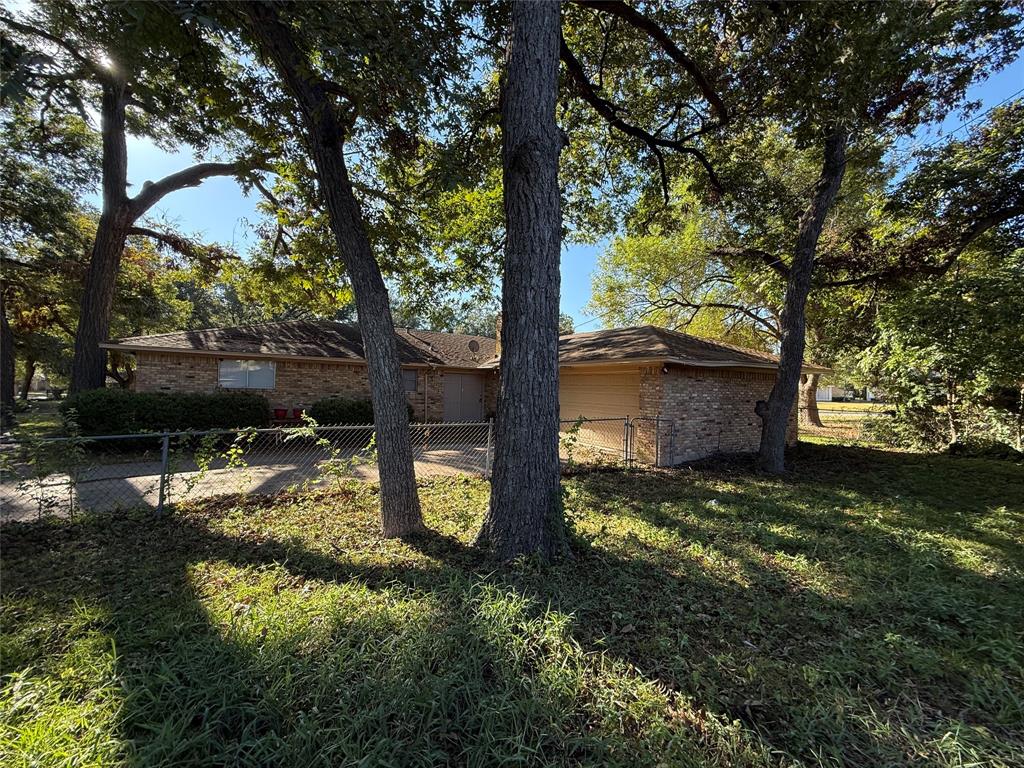 301 Lakewood Drive, DeSoto, TX 75115
