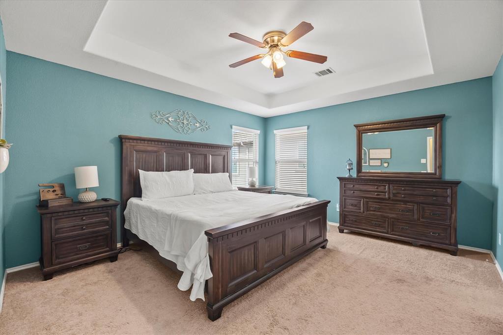 Tray ceiling with an overhead fan