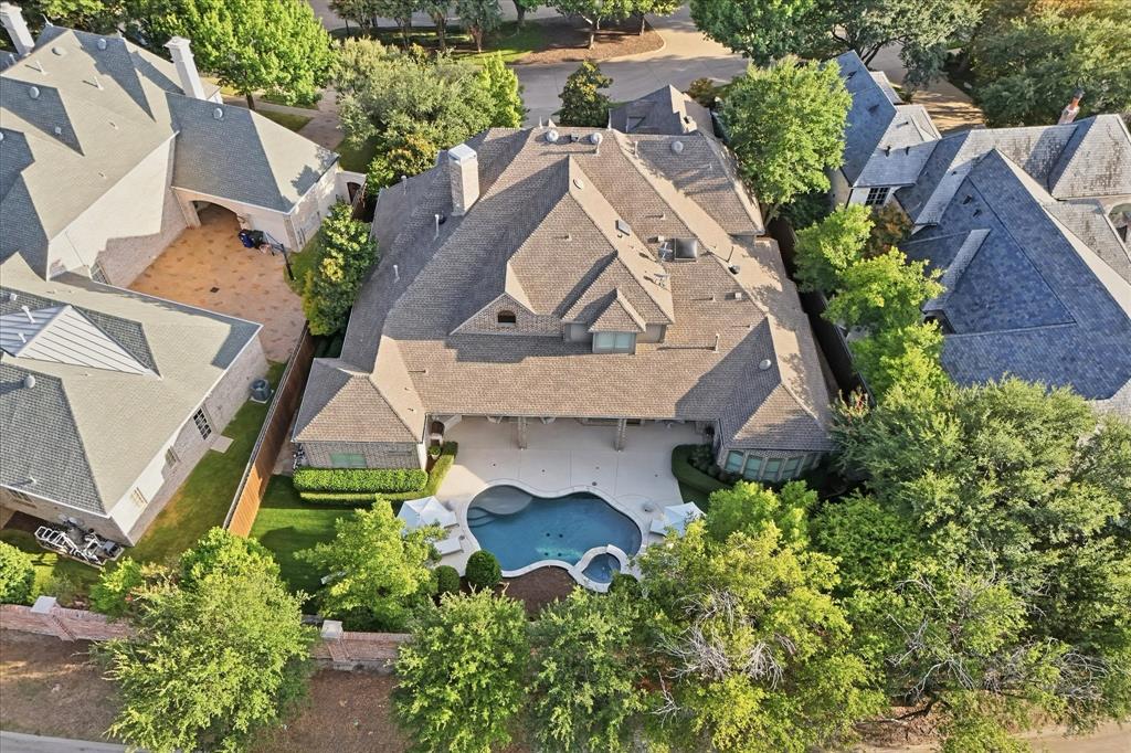 Spanning more than 6,200 square feet, the home balances impressive scale with warmth, livability and beautifully considered spaces. Spanning more than 6,200 square feet, the home balances impressive scale with warmth, livability and beautifully considered spaces.