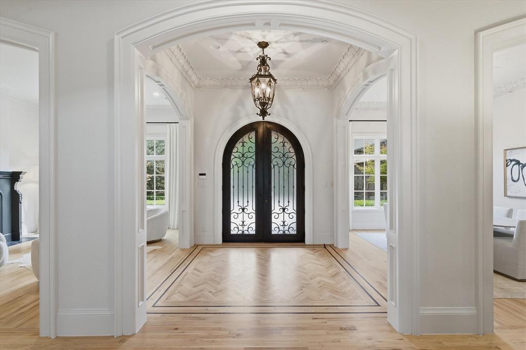 Inside, light-filled interiors unfold with quiet sophistication. Inside, light-filled interiors unfold with quiet sophistication.