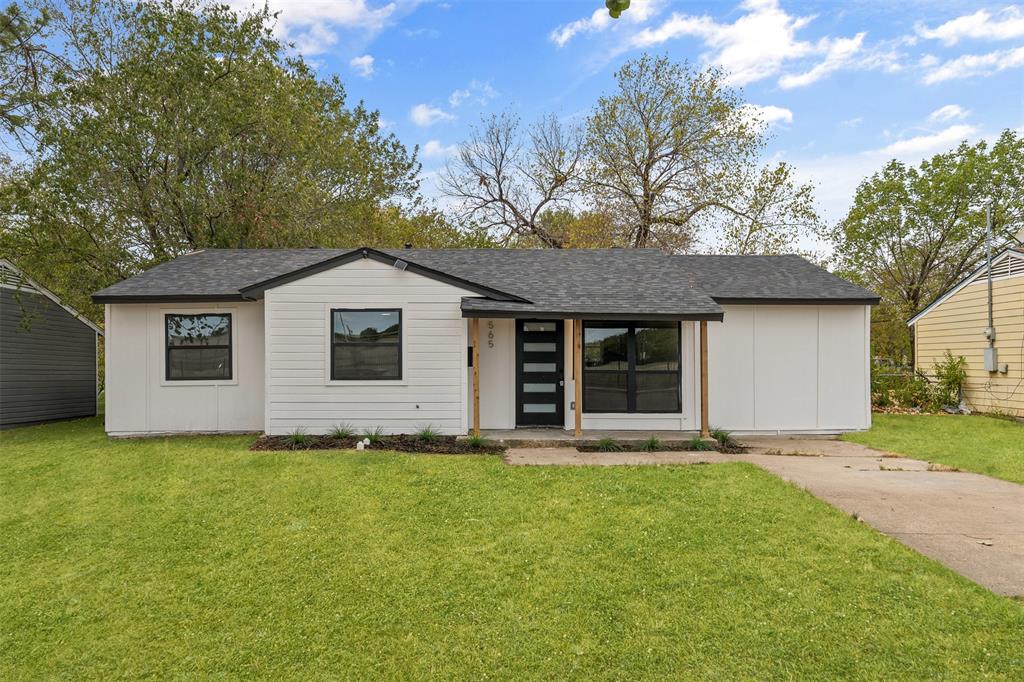 Modern exterior with white siding, black trim windows, a dark shingle roof, and a contemporary front door with vertical glass panels Modern exterior with white siding, black trim windows, a dark shingle roof, and a contemporary front door with vertical glass panels