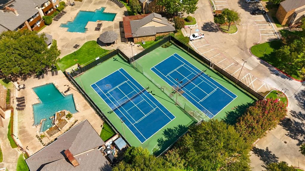 Two community pools, tennis courts and clubhouse!