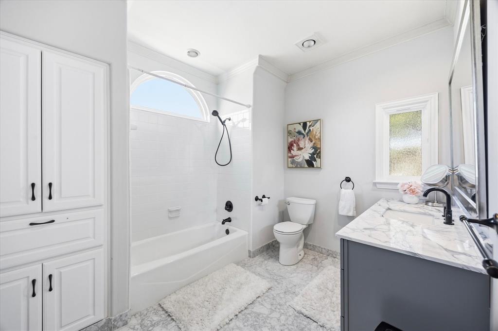 Ensuite bath for Pink bedroom