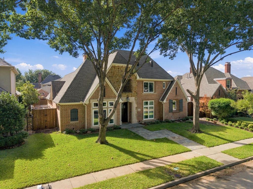 Beautiful Treelined road in Highly desirable Lakeside