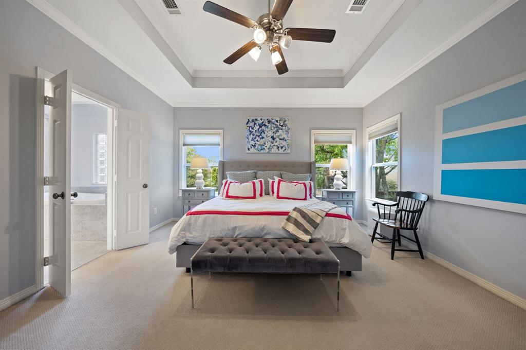 Tray ceiling with a ceiling fan