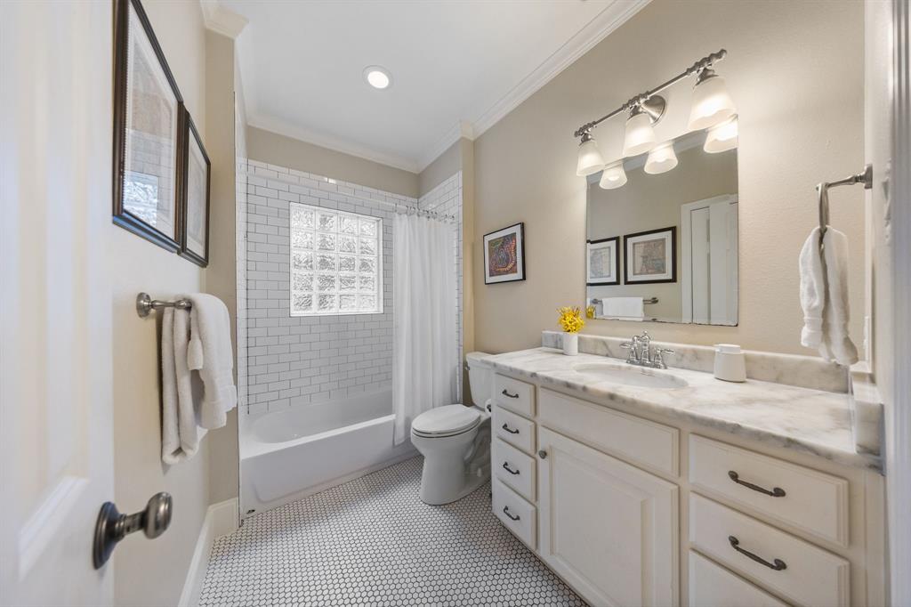 White subway tile tub surround with a glass block window