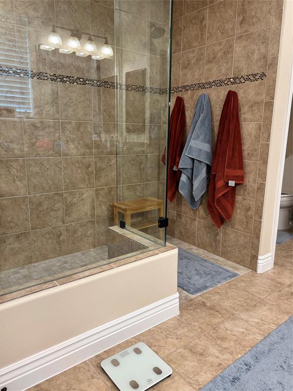 CURBLESS shower entry and towel hooks